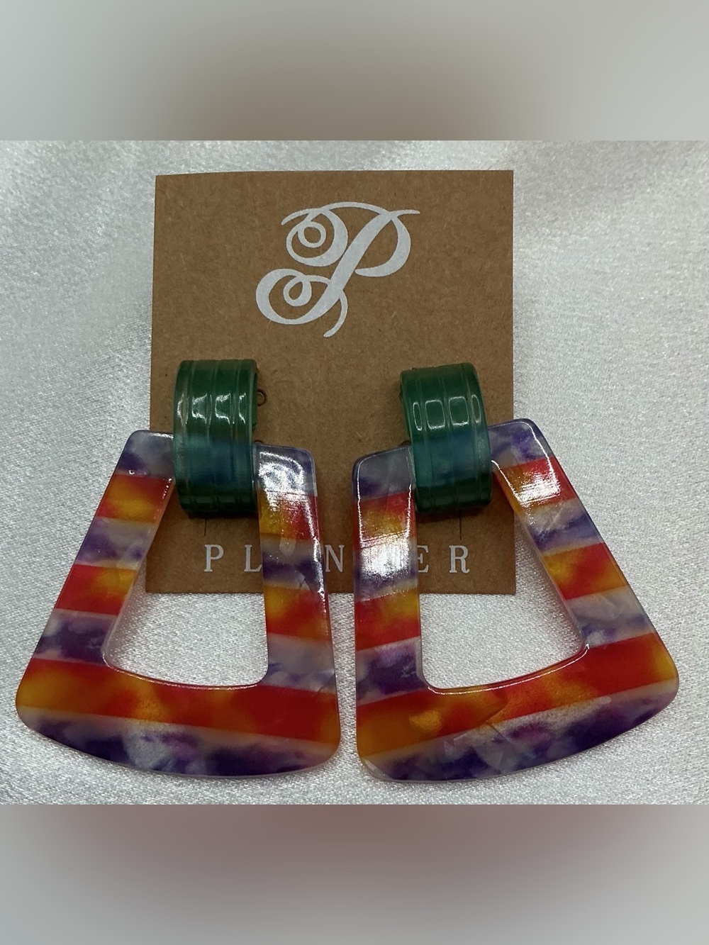 PLUNDER LARGE RESIN COLORFUL DOOR KNOCKERS EARRING NWT